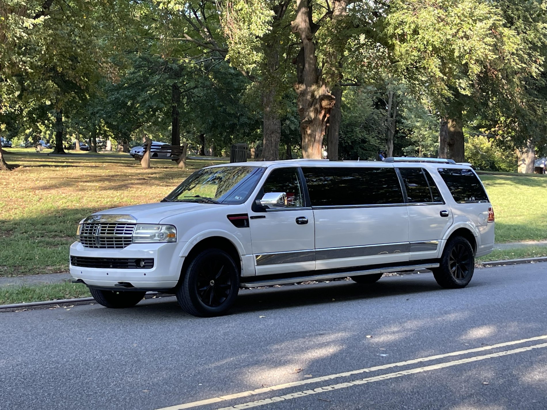 Stretch one limo offers Lincoln Navigator White for Rent in NJ and NY